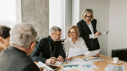 Ältere Menschen arbeiten im Team zusammen