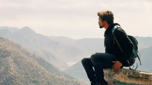 Junger Mensch auf Felsen