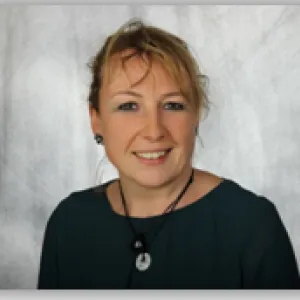 Freundlich lächelnde blonde Frau